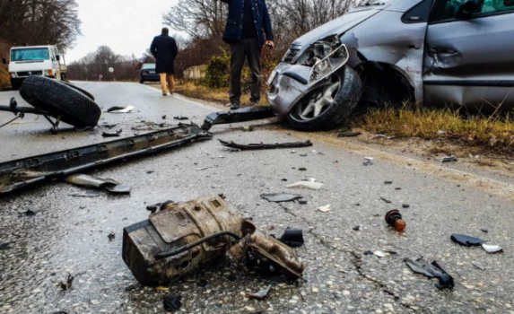 Përplasen dy automjete në Kukës, tre persona dërgohen me urgjencë në spital