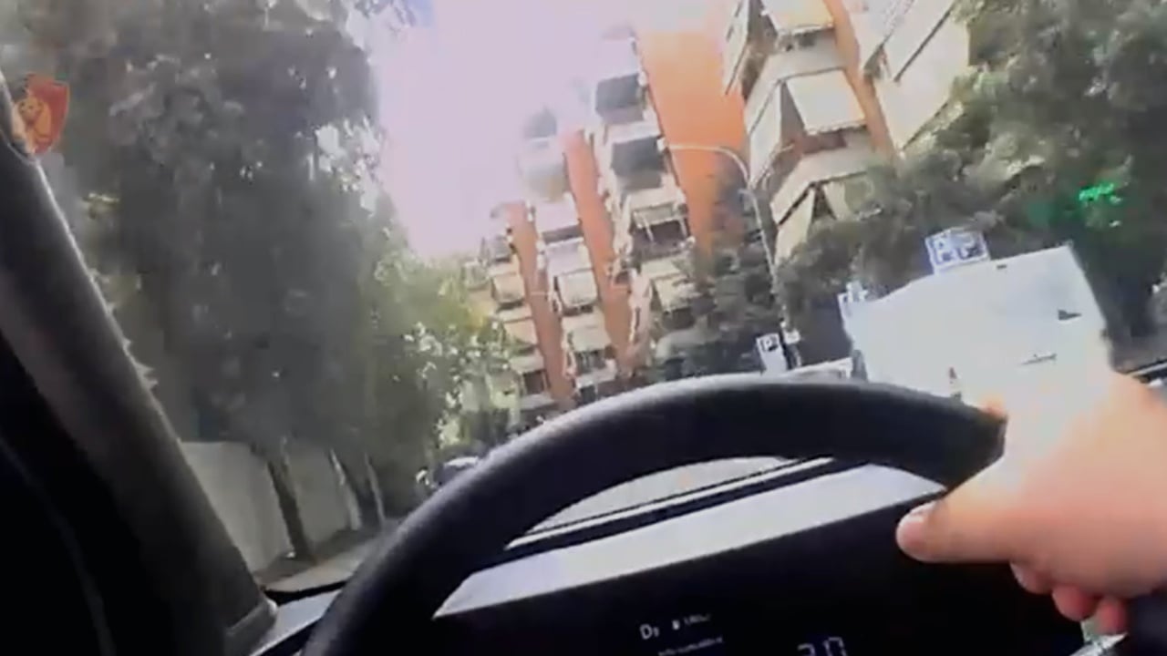 Përplasi 9 makina dhe rrezikoi jetën e qytetarëve në Tiranë, kush është 31 vjeçari me precedentë të forta kriminale