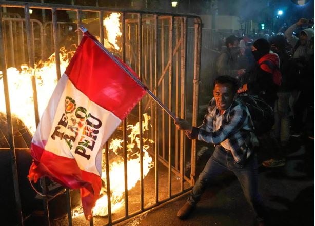 Peruja në prag të gjendjes së jashtëzakonshme pas protestave kundër presidentit të ri, një i vdekur dhe dhjetëra të plagosur