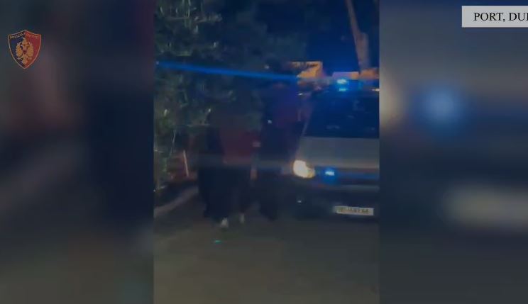 Pesë persona të fshehur në kamion për t’u larguar nga Shqipëria, njëri prej tyre në kërkim ndërkombëtar