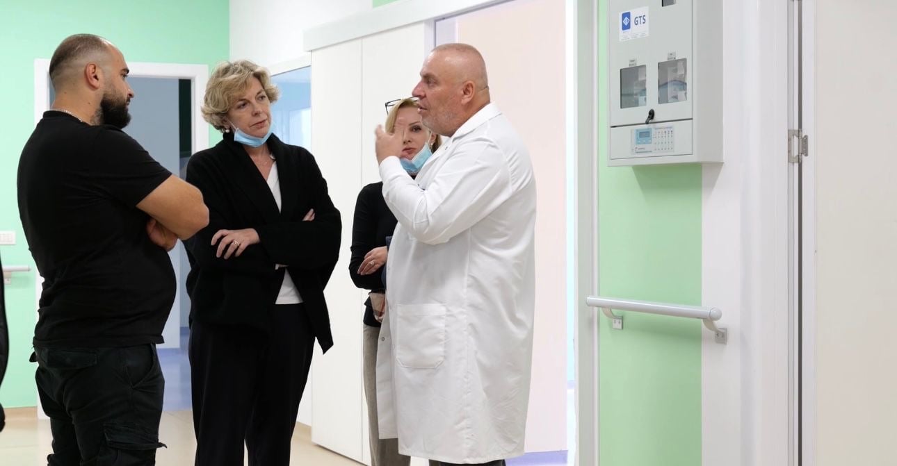 Pësoi djegie të rënda pas flakës në banesë, 6-vjeçarja nga Maliqi shtrohet në QSUT, ministrja e Shëndetësisë viziton të miturën