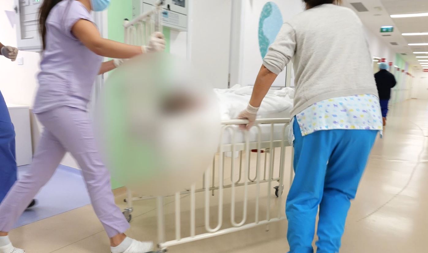 Pësoi djegie të rënda pas flakës në banesë, 6-vjeçarja nga Maliqi shtrohet në QSUT, reagon ministria e Shëndetësisë