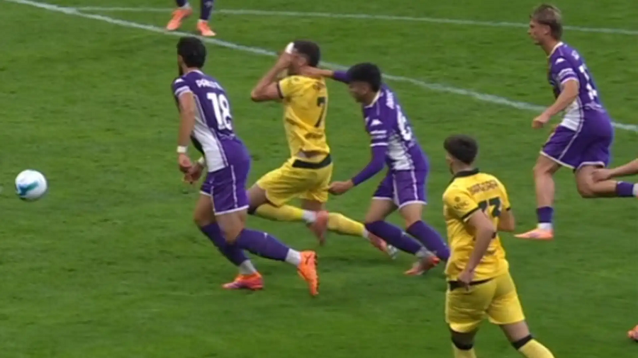 Pezullohen dy arbitrat, Rocchi e pranon hapur: Penalltia pro Milanit ndaj Fiorentinës nuk duhej akorduar