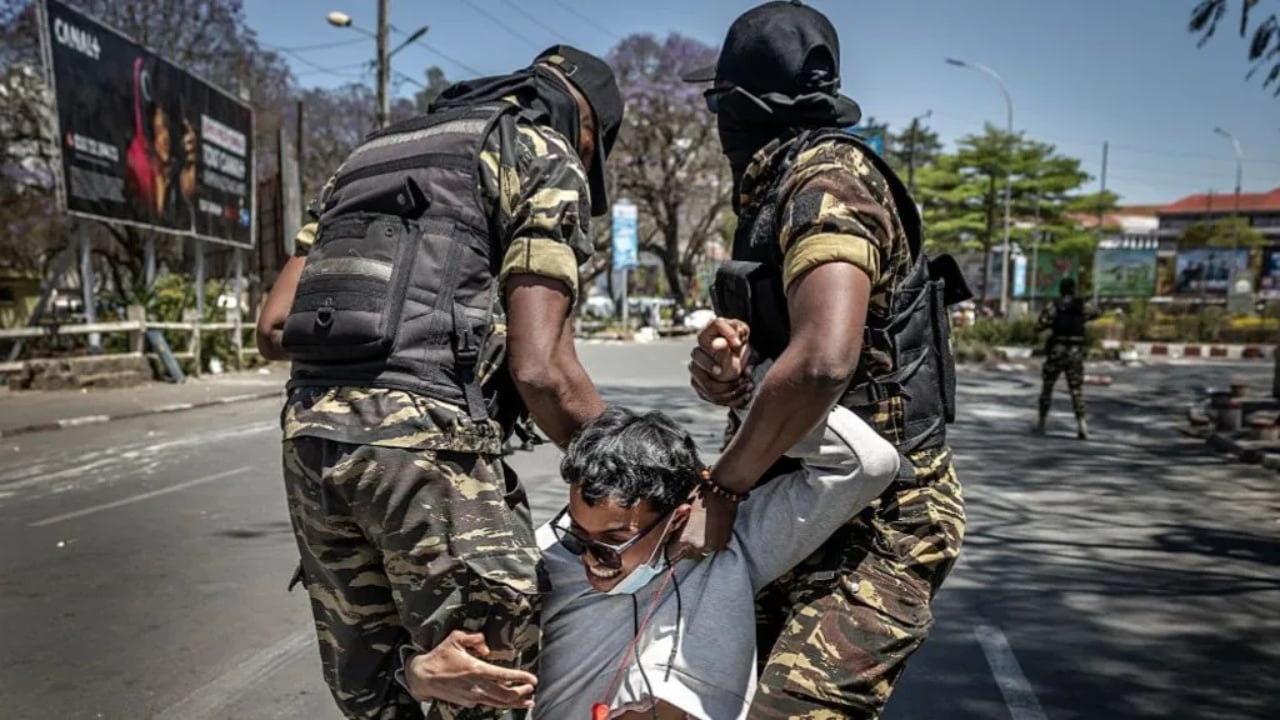 Plumba gome dhe gaz lotsjellës për të shpërndarë protestuesit në Madagaskar, të rinjtë kundër presidentit: Populli nuk nënshtrohet