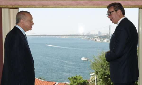 ‘Po e destabilizon Ballkanin duke e furnizuar me armë Kosovën’, Politico shkruan për akuzat e Vuçiq ndaj Turqisë