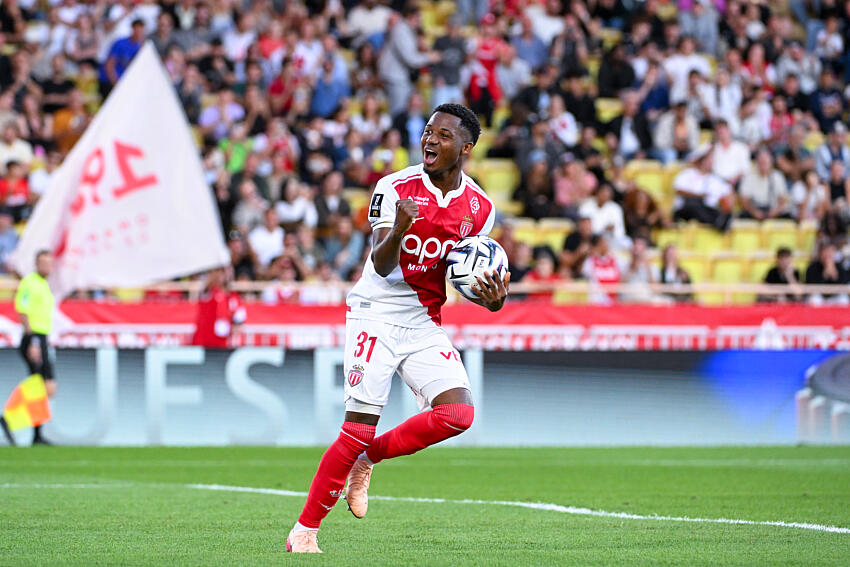 Po shkëlqen me Monaco, skuadra franceze mendon blerjen e kartonit të sulmuesit të huazuar nga Barcelona