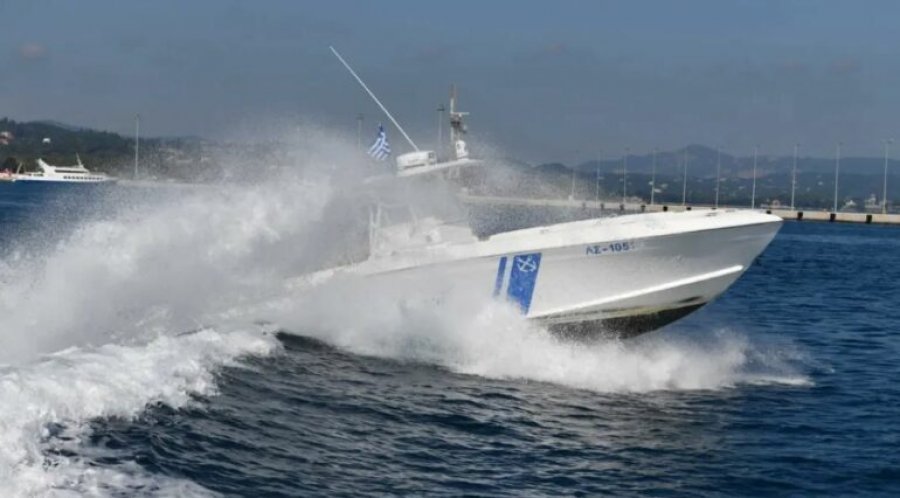 Po udhëtonin me një gomone, shpëtohen 57 emigrantë të paligjshëm në bregdetin grek