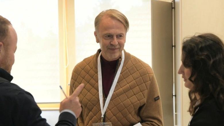 “Po vëzhgojmë procesin”/ Zgjedhjet lokale në Kosovë, Ambasadori britanik dhe ai i BE-së, vizitojnë qendrat e votimit