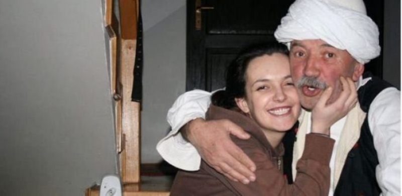 Poezia e Çun Lajçit për vajzën e ndjerë: Ke dashtë me mbetë e re…