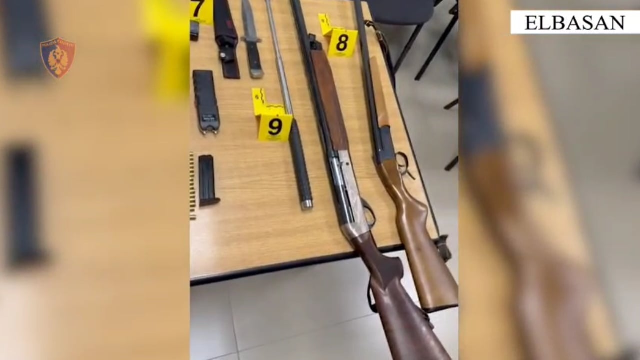 Policia “blindoi” lokalin në Elbasan dhe arrestoi 14 persona me rrezikshmëri të lartë, sekuestrohen armë, para e automjete
