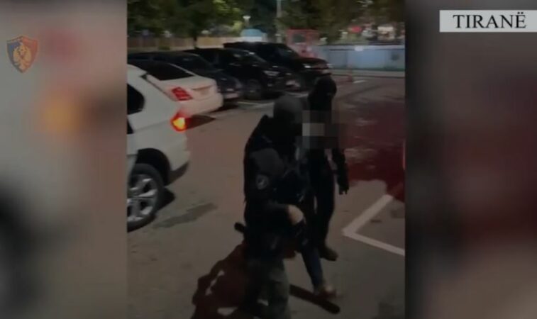“Policia duart lart, mos lëviz!”/ Momenti i arrestimit të autorit të vrasjes së 41-vjeçarit në Babrru! Detajet.. (EMRI/ VIDEO)