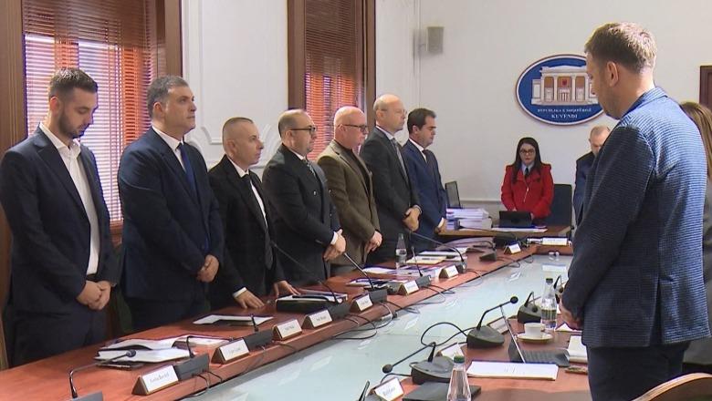 Politika bëhet bashkë, mban 1 minutë heshtje në komisione parlamentare për vrasjen e gjyqtarit Astrit Kalaja