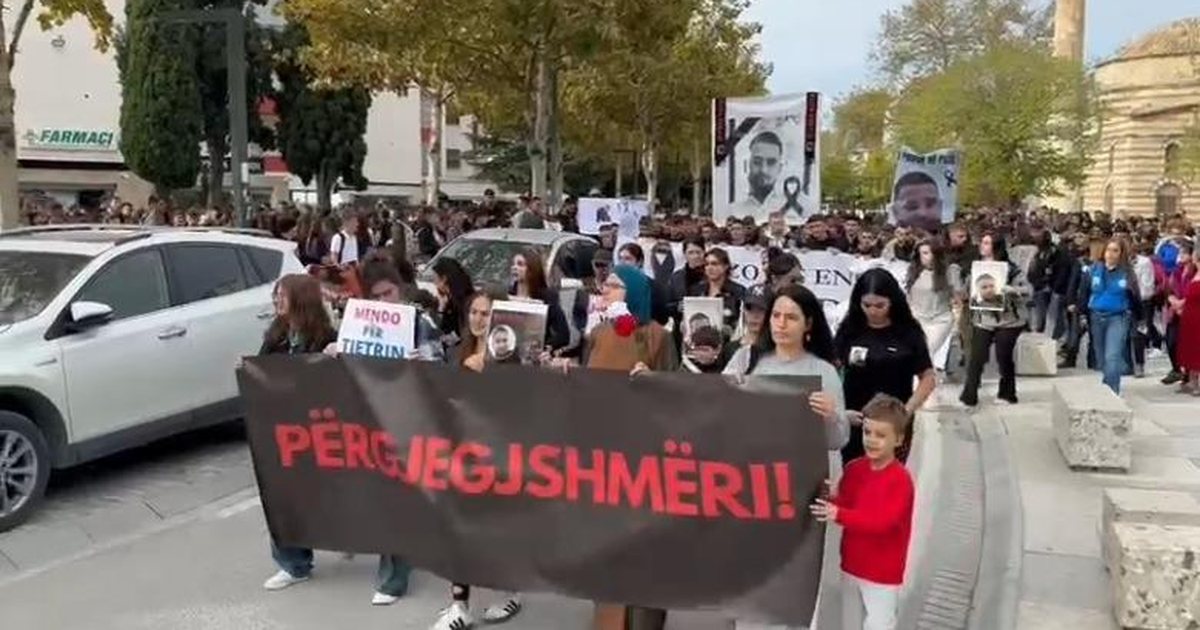 ‘Porche’ e përplasi për vdekje teksa po kthehej nga puna, familjarë e qytetarë marshim në Vlorë: Drejtësi për Leandron!