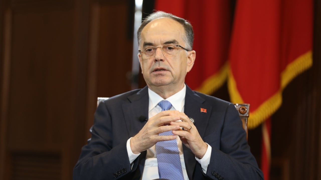 Presidenti Begaj reagon për vrasjen në gjykatë: Akt makabër ndaj sistemit