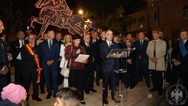Presidenti Begaj viziton komunat arbëreshe në Itali! Pjesë e inaugurimit të statujës së Skënderbeut në Ururi