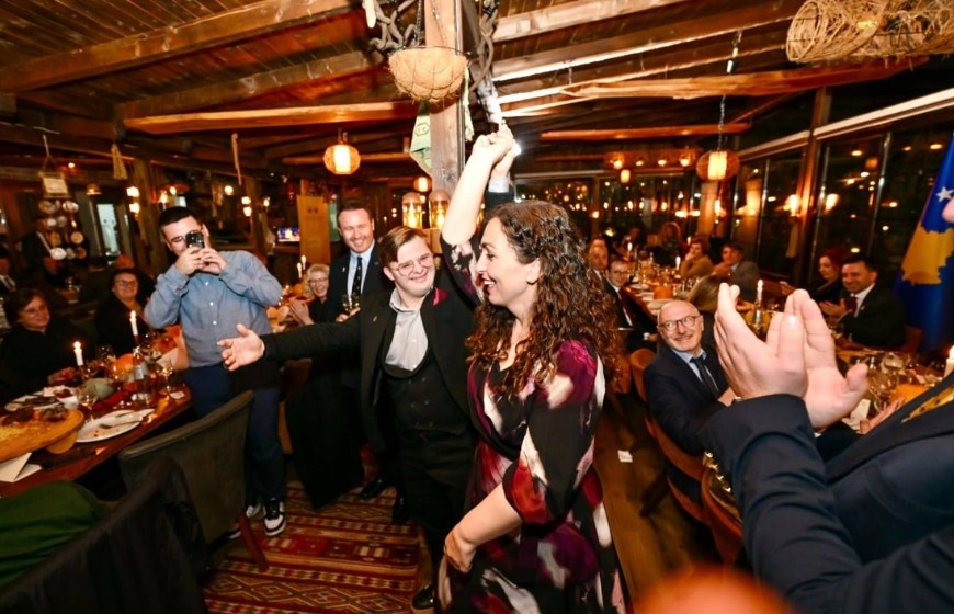 Presidentja Vjosa Osmani shfaqet duke kërcyer (VIDEO)