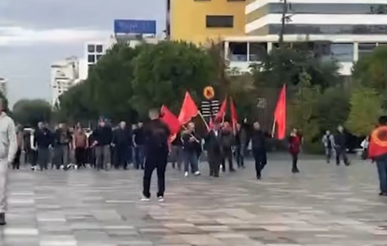 Protesta për UÇK/ “Hashim Thaçi”, qytetarët brohorasin emrin e ish-presidentit të Kosovës në Tiranë (Video)