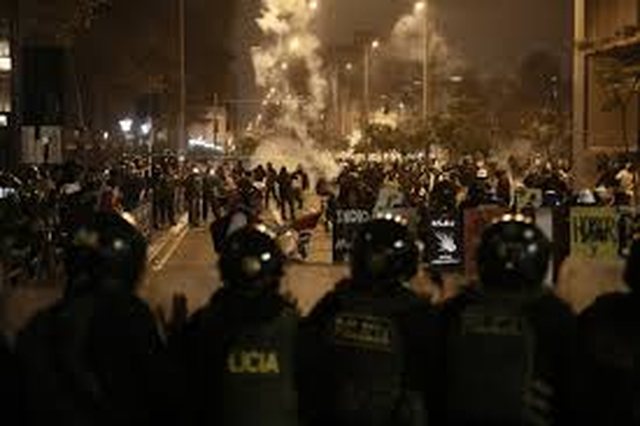 Protesta të dhunshme në Peru pas shkarkimit të presidentes Boluarte, dhjetëra të plagosur