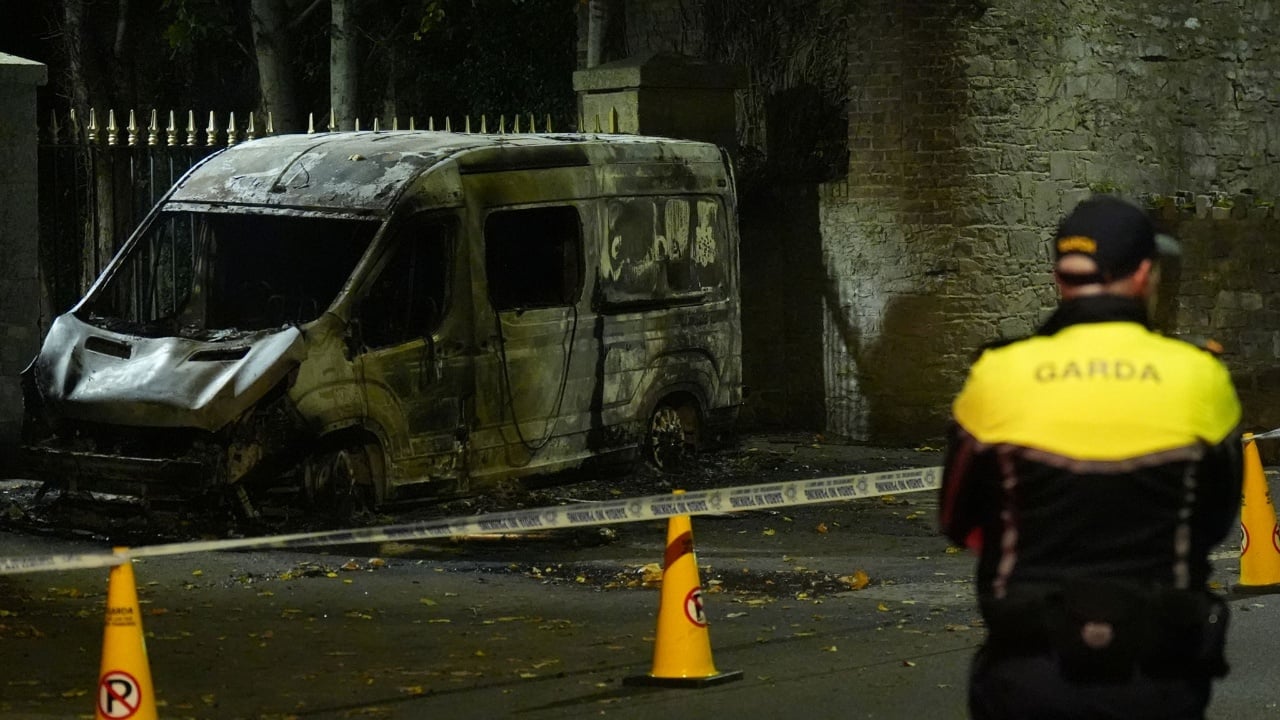 Protestat e dhunshme në Dublin/ Digjet fugoni i policisë, një efektiv i plagosur