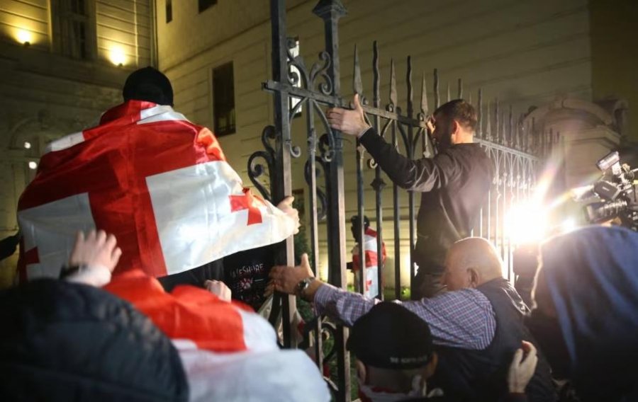 Protestat në Gjeorgji, Berisha shpërndan pamjet: Opozitarët gjeorgjianë pushtojnë pallatin e presidentit kukull të diktatorit!