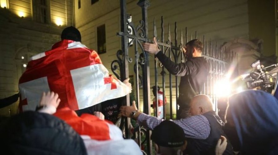 Protestuesit sulmojnë pallatin presidencial, përplasje pas zgjedhjeve në Gjeorgji