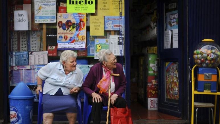 Pse fshatrat po mbeten pa pensionistë, ndërsa qytetet mbushen çdo vit e më shumë?