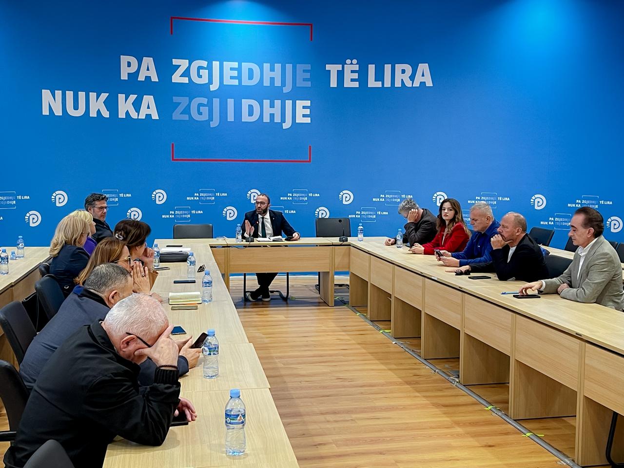 “Pse nuk dilni në panele me opinionistë?” Deputeti i PD: Çfarë do diskutojmë? Kemi vendosur që…