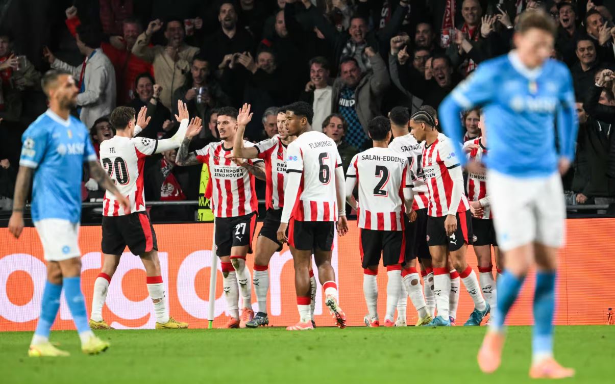 PSV turpëron Napolin, disfatë historike në Champions, shpërthen Conte