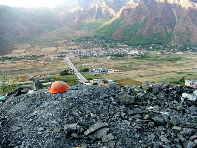 Punëtori humb krahun në fabrikën e kromit në Krastë, procedohet administratori