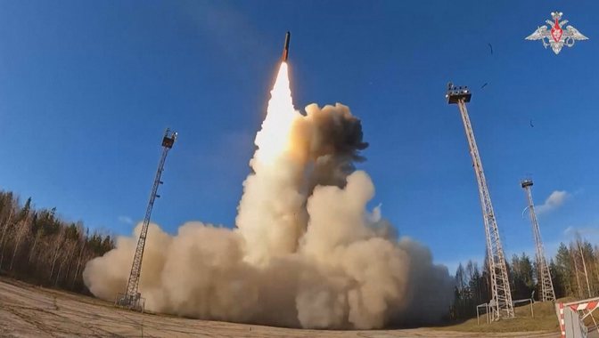 Putini drejton stërvitjen bërthamore, Rusia teston raketën balistike ndërkontinentale