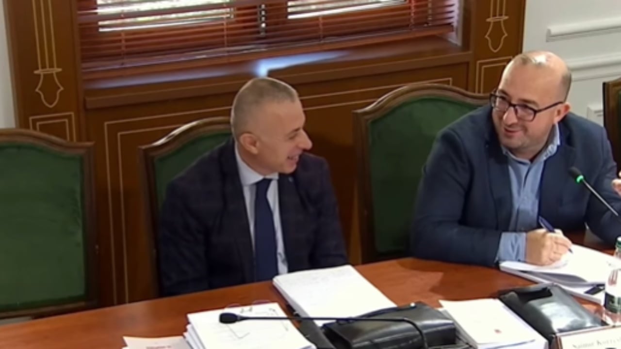 “Qafsh mua ka ngelur ndonjë demokrat në administratë?”/ Deputeti i PD ironi me nëpunësit civilë