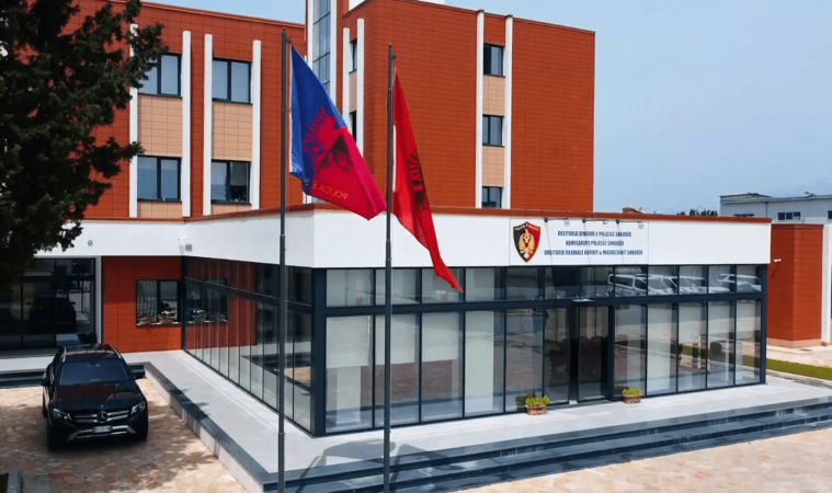 Qëlluan në ajër me armë në fshatin Trush, për të kanosur fqinjin e tyre, në pranga babë e bir