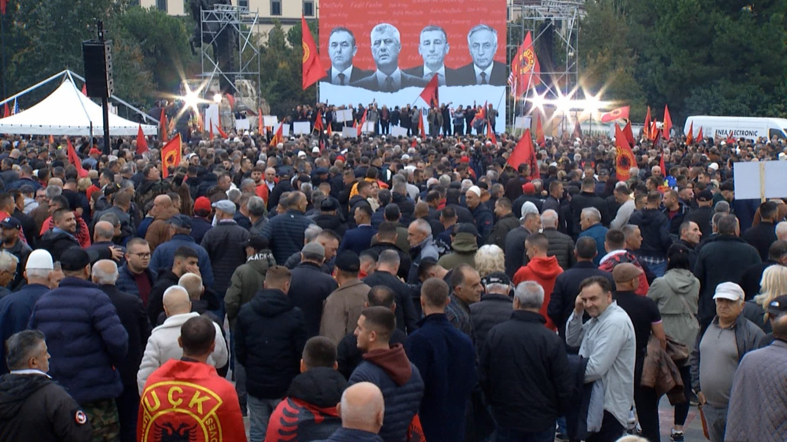 ‘Qeveria e Kurtit, të dorëhiqet’/ Analisti: Protesta ‘pro-UÇK’ dëshmoi peshë të madhe