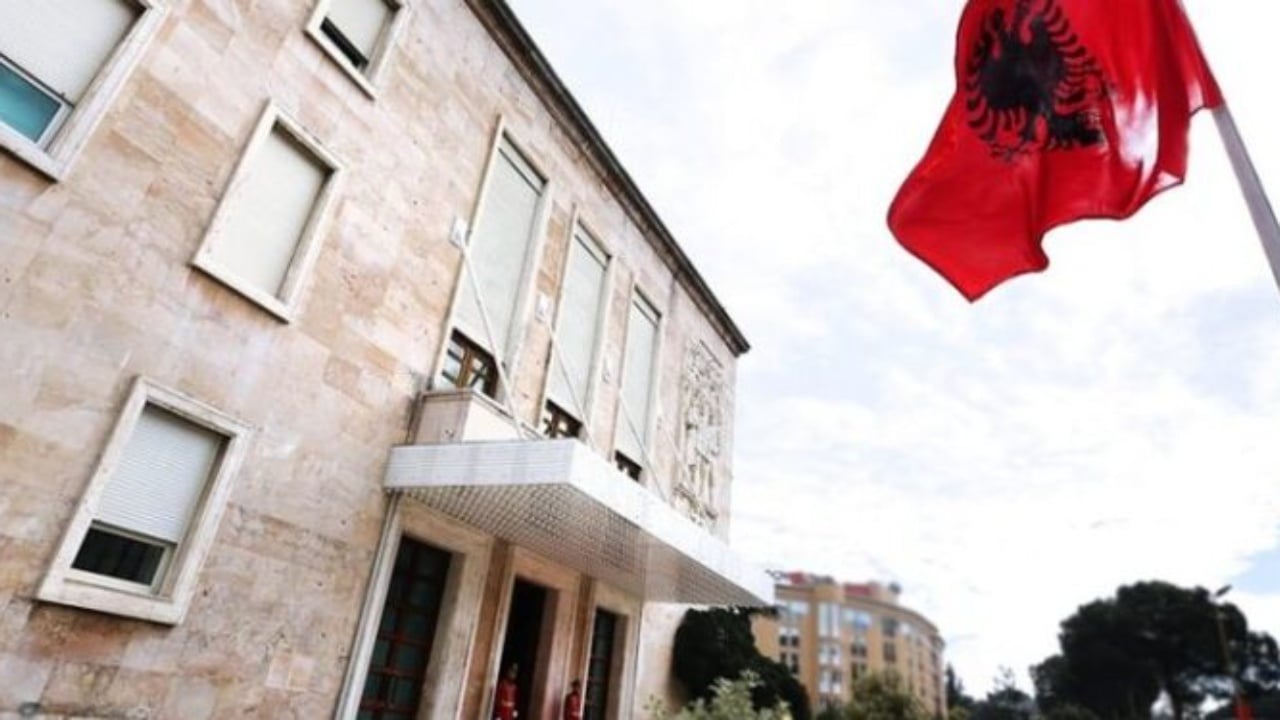 Qeveria miraton katër zv.ministra të rinj, shkarkohen tre të tjerë (EMRAT)