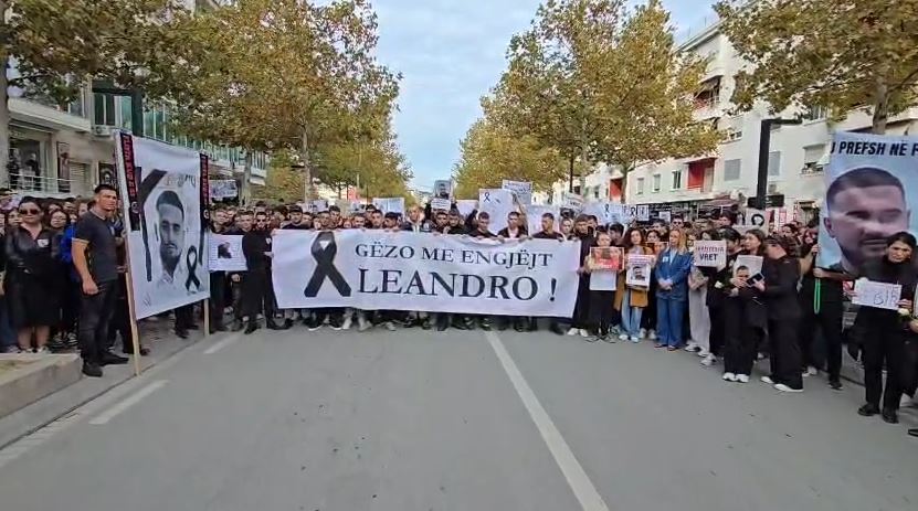 Qindra qytetarë marshojnë në rrugët e Vlorës për 17-vjeçarin që u vra në aksident