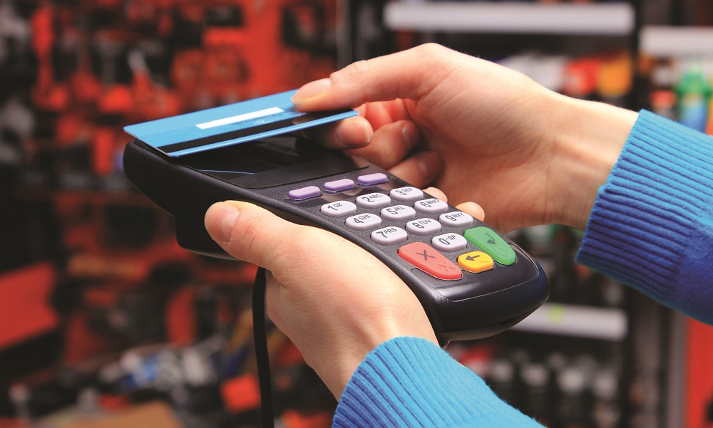 Qytetarët e Kosovës po braktisin paranë e gatshme, përdorimi i kartave arrin në mbi 1.6 milionë