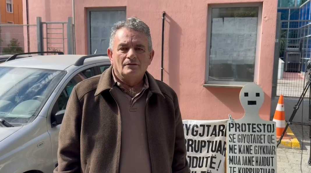 Qytetari nga Bulqiza proteston para SPAK: Më kanë zvarritur çështjen prej 10 vitesh