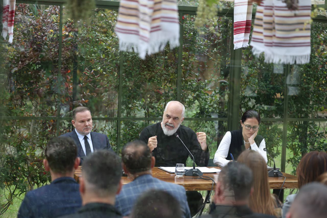 Rama kritika për ‘Paketën e Maleve’, kryeministri: Kryebashkiakët të mos vonojnë hartat e zonave ku do investohet