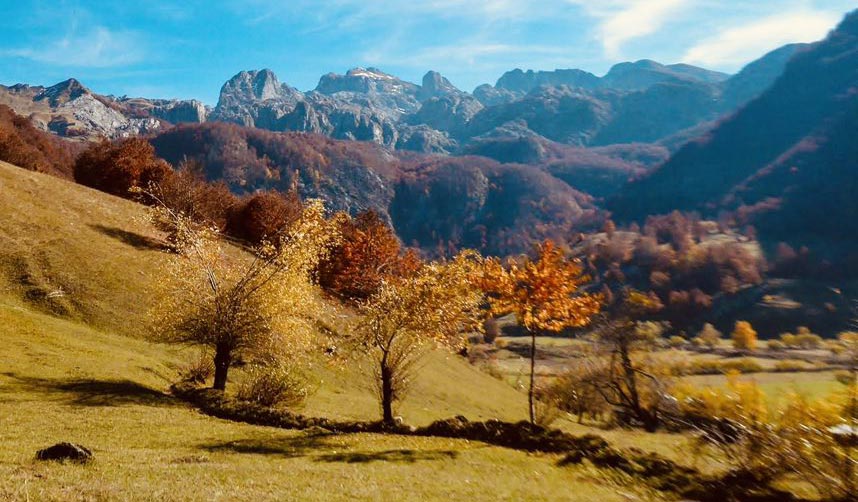 Rama uron një të diel të bukur, me ngjyrat magjike të kësaj vjeshte në Lepushë