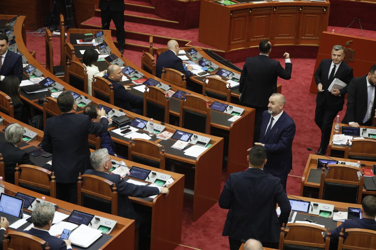 Raportimi i Dumanit dhe Çelës në Kuvend, zbulohet pakti Balla- Këlliçi për pyetjen e krerëve të institucioneve të pavarura