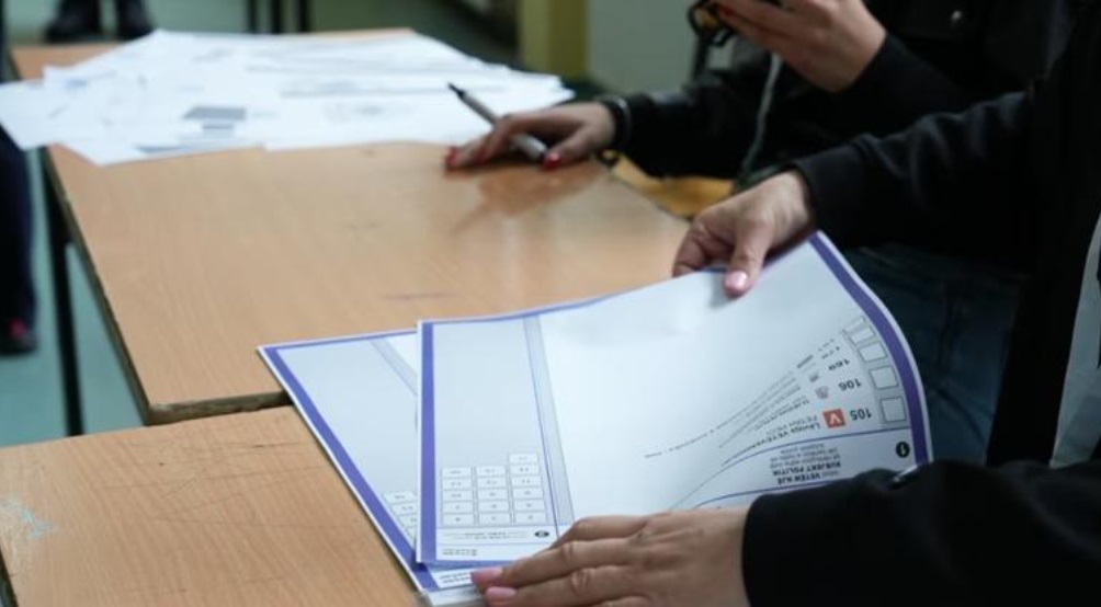 Raundi i dytë i zgjedhjeve lokale në Kosovë, 18 komuna në balotazh më 9 nëntor! KQZ miraton listën e votuesve