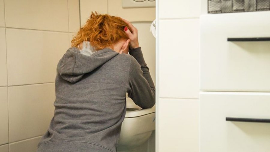 Rehidratimi, çelësi në përballimin e simptomave të infeksioneve të stomakut