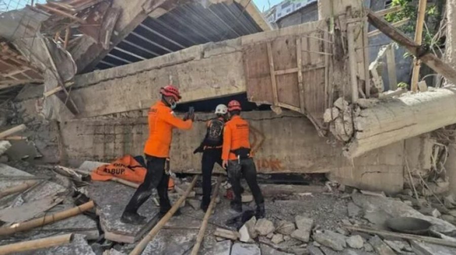 Rëndohet bilanci, shkon në 54 numri i viktimave nga shembja e një shkolle në Indonezi