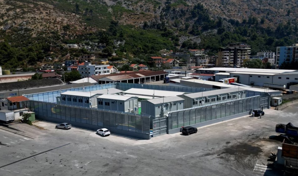 Reportazhi i REL: Eksperimenti italian me emigrantët, qendrat në Shqipëri pothuajse bosh