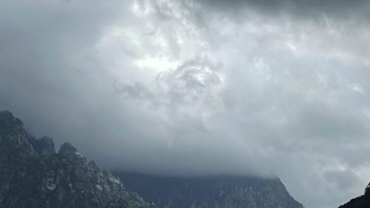 Reshje shiu në disa zona, parashikimi i motit për ditën e sotme