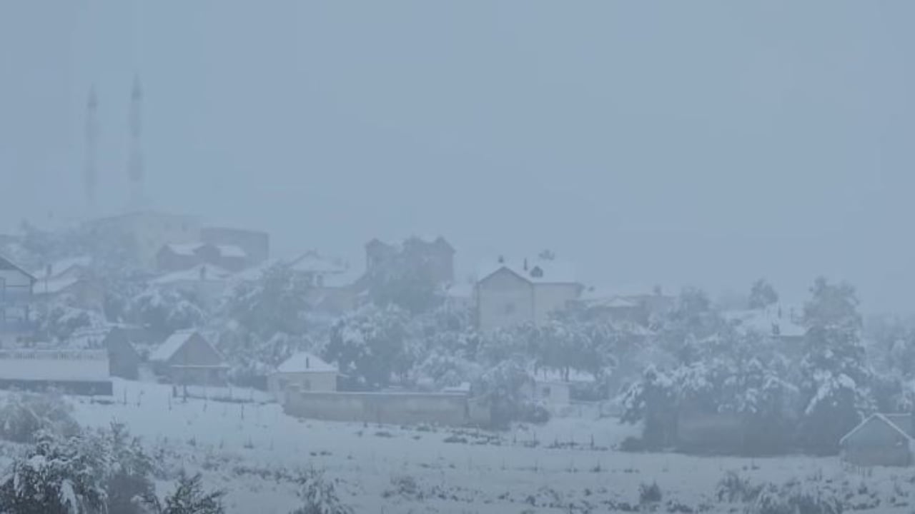 Reshjet e dendura të dëborës në Tropojë, bllokohen dy të moshuar në stan