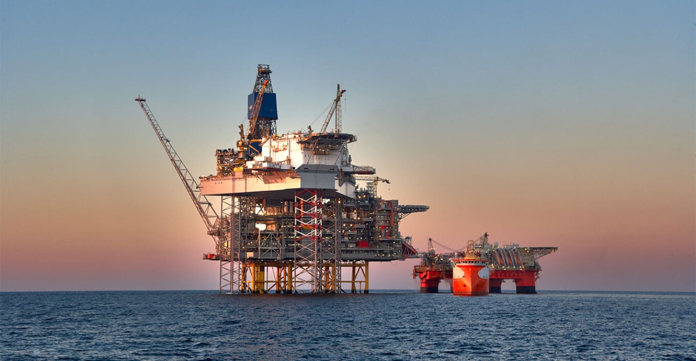 Reuters: Kompanitë shtetërore të Kinës ndërpresin blerjen e naftës ruse, rritja globale e çmimeve shumë pranë