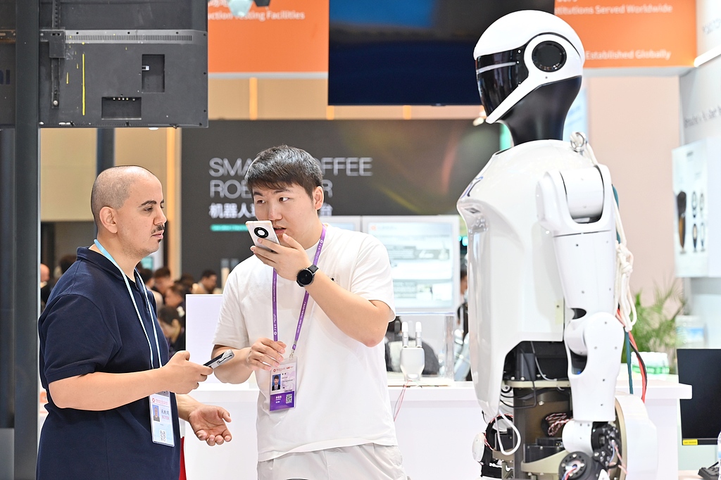 Robotët marrin vëmendjen qendrore në Panairin e Kantonit