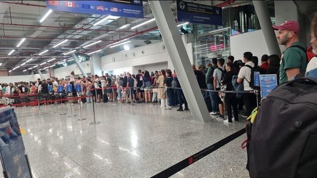 Rregulla të reja në aeroporte, s’ka më vula në pasaportë. Ja çfarë ndryshon për shqiptarët