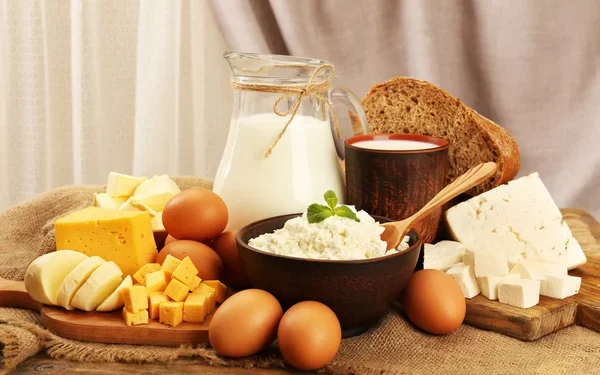 Rritet ndjeshëm importi i bulmetit: Shqipëria po ngopet me qumësht nga jashtë, ndërsa bie numri i lopëve